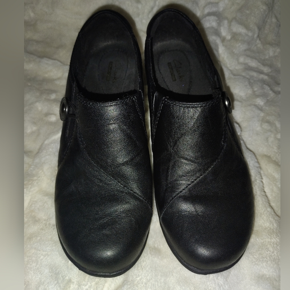 Clarks bendable button leather size 7